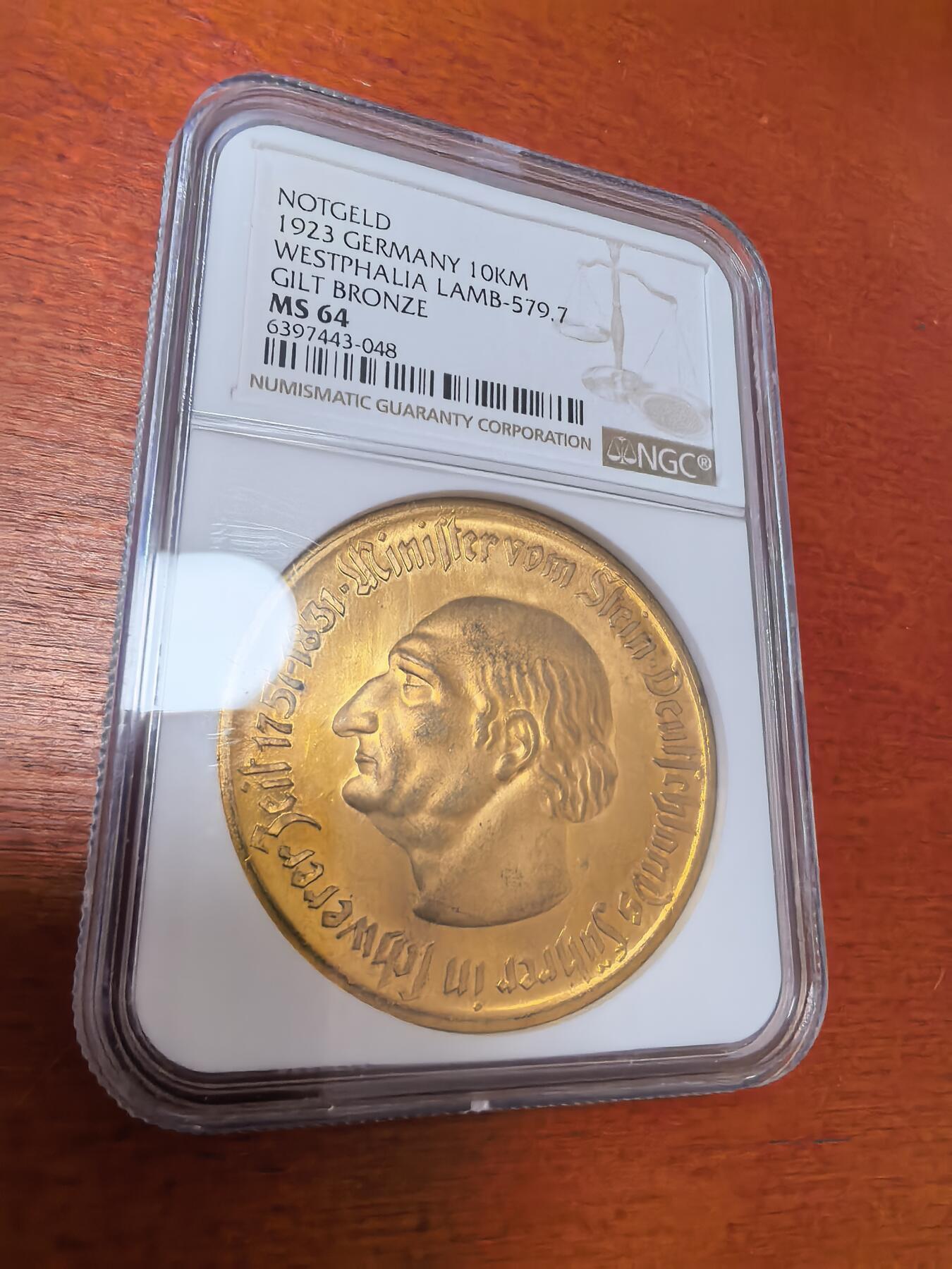 长老汇蛇年精选第四十三场拍卖 1923德紧威斯特伐利亚斯坦伯爵马币1万马克镀金币，NGC MS64，窄边