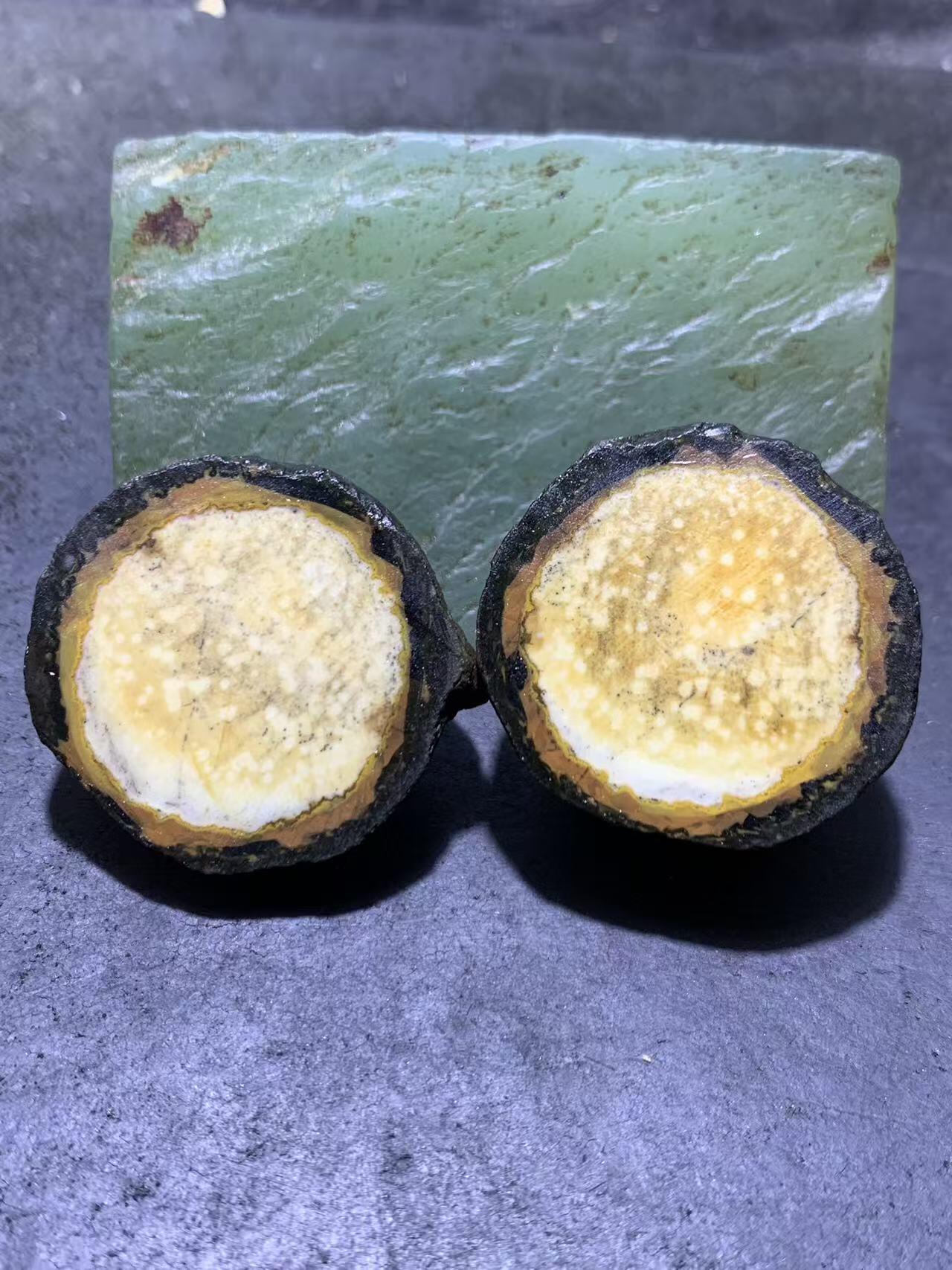 精美亚光原皮黑皮白肉战国红玛瑙对切原石摆件一对，