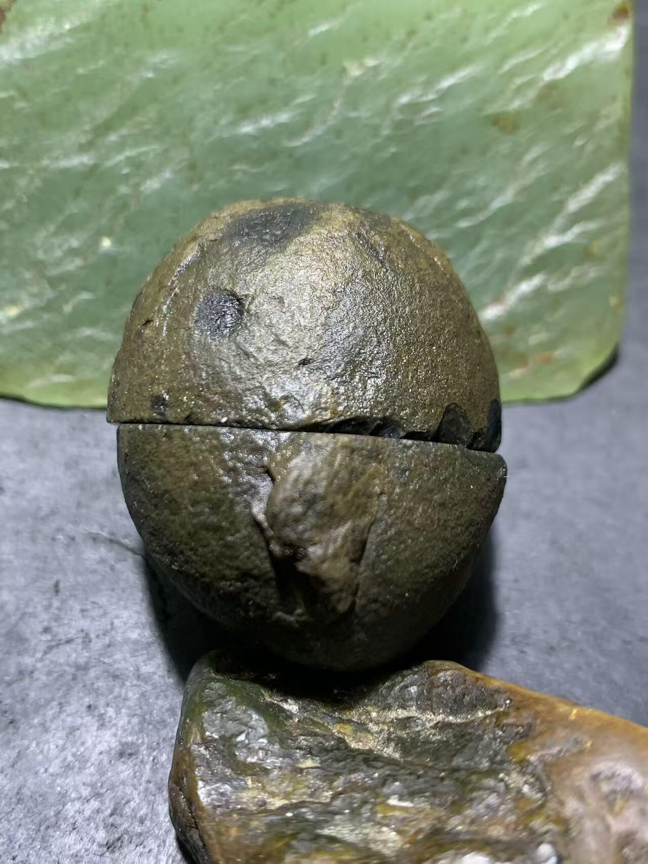 精美亚光原皮黑皮白肉战国红玛瑙对切原石摆件一对，