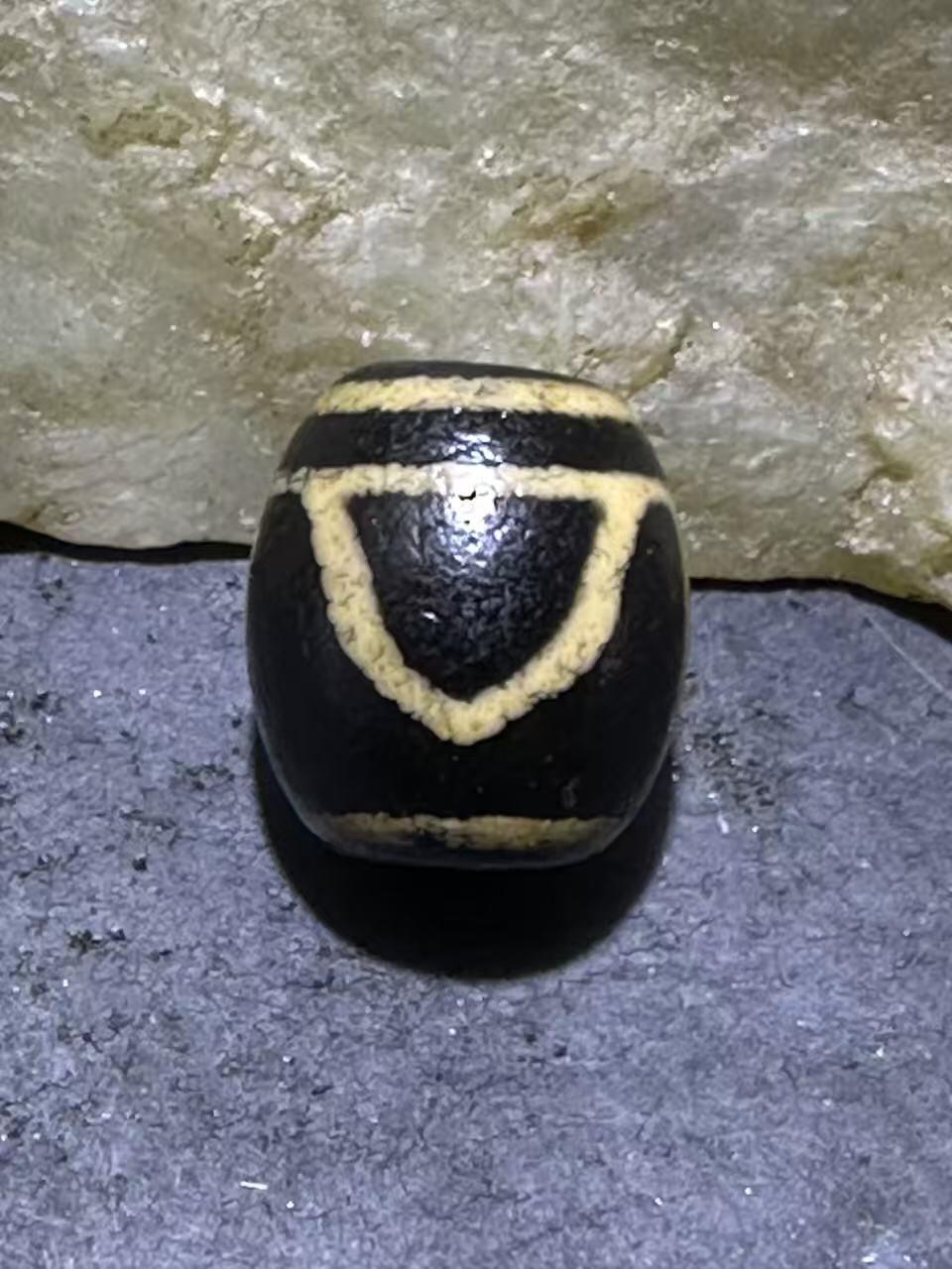 仅此一颗，精品藏传一眼靠山玛瑙天珠一颗。