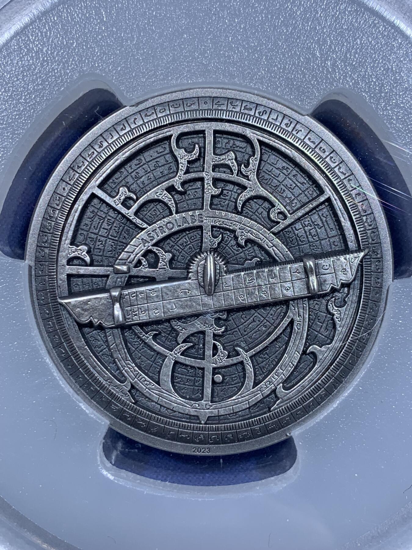 《竞宝斋》第416场 周日，周一，2场连拍 （全场包邮） PCGS MS70 库克群岛2023年历史仪器星盘2盎司高浮雕银币，直径45毫米加厚，铸造量1500枚，含纯银2盎司，仿古工艺处理，超立体高浮雕纪念银币，表面铸造非常精密，刻度如同真的仪器。状态一流，顶级高分，冠军分。2024克劳斯世界硬币大奖赛最佳克朗币 加大加厚盒装