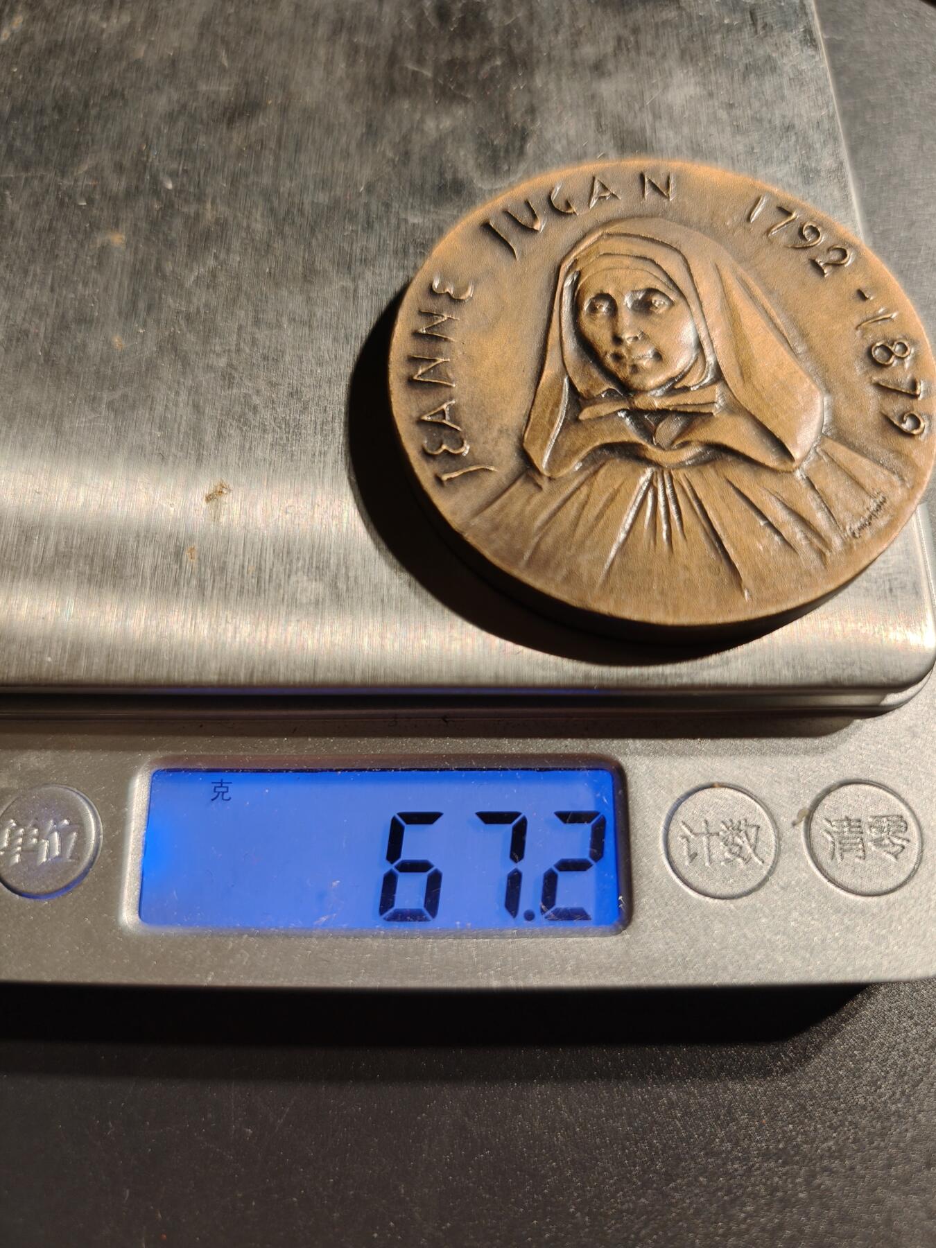 老王徽章第147期 法国圣女珍妮·朱根大铜章   直径50mm  重量67.2g    珍妮·朱根（Jeanne Jugan，又称苦架玛利亚修女）创立了安贫小姊妹会，致力于照顾贫困老人