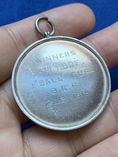 《竞宝斋》第417场 周日，周一，2场连拍 （全场包邮） 英国1918年足球比赛银牌，银章，经典月桂花环浮雕，象征胜利荣耀。 38mm，25.3克。