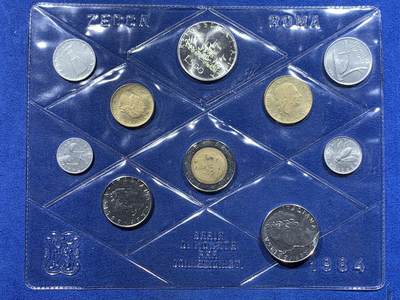 《竞宝斋》第417场 周日，周一，2场连拍 （全场包邮） 意大利1984年10枚装套币，含1枚500里拉帆船美女银币，银币11克，0.835银，意大利中央银行原包装，保存极好。