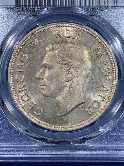 《竞宝斋》第417场 周日，周一，2场连拍 （全场包邮） PCGS MS63 南非1947年5先令，南非大主币首年份，双面淡金色包浆。