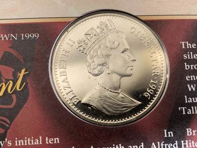 《竞宝斋》第417场 周日，周一，2场连拍 （全场包邮） 英国1999年千禧倒计时系列娱乐主题限量纪念邮币封。1996年英属直布罗陀喜剧大师卓别林诞辰100周年克朗币，一代娱乐之王。封面元素舞台竞赛电影皆为娱乐，玩乐至上。