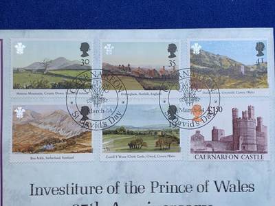 《竞宝斋》第417场 周日，周一，2场连拍 （全场包邮） 英国1994年威尔士亲王加冕25周年纪念限量邮章封，威尔士羽毛徽章，皇家雍容跃然封上，查尔斯国王年轻时少有的肖像币章。皇家造币厂出品，精美可抽出式纪念章卡册。附证书。