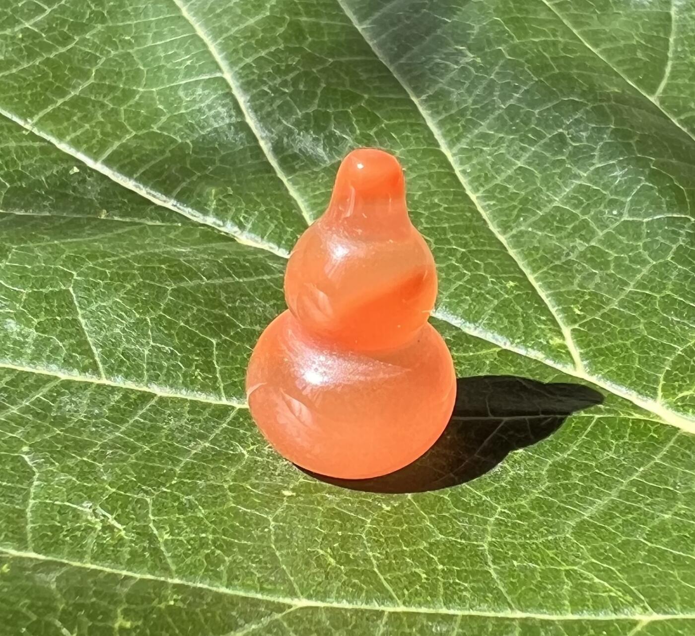 零元拍：漂亮的南红玛瑙葫芦，纯手工，尺寸约：大肚 13，小肚 9，高 20MM，3.6克，因为拍照环境以及光线的变化，颜色以实物为准。