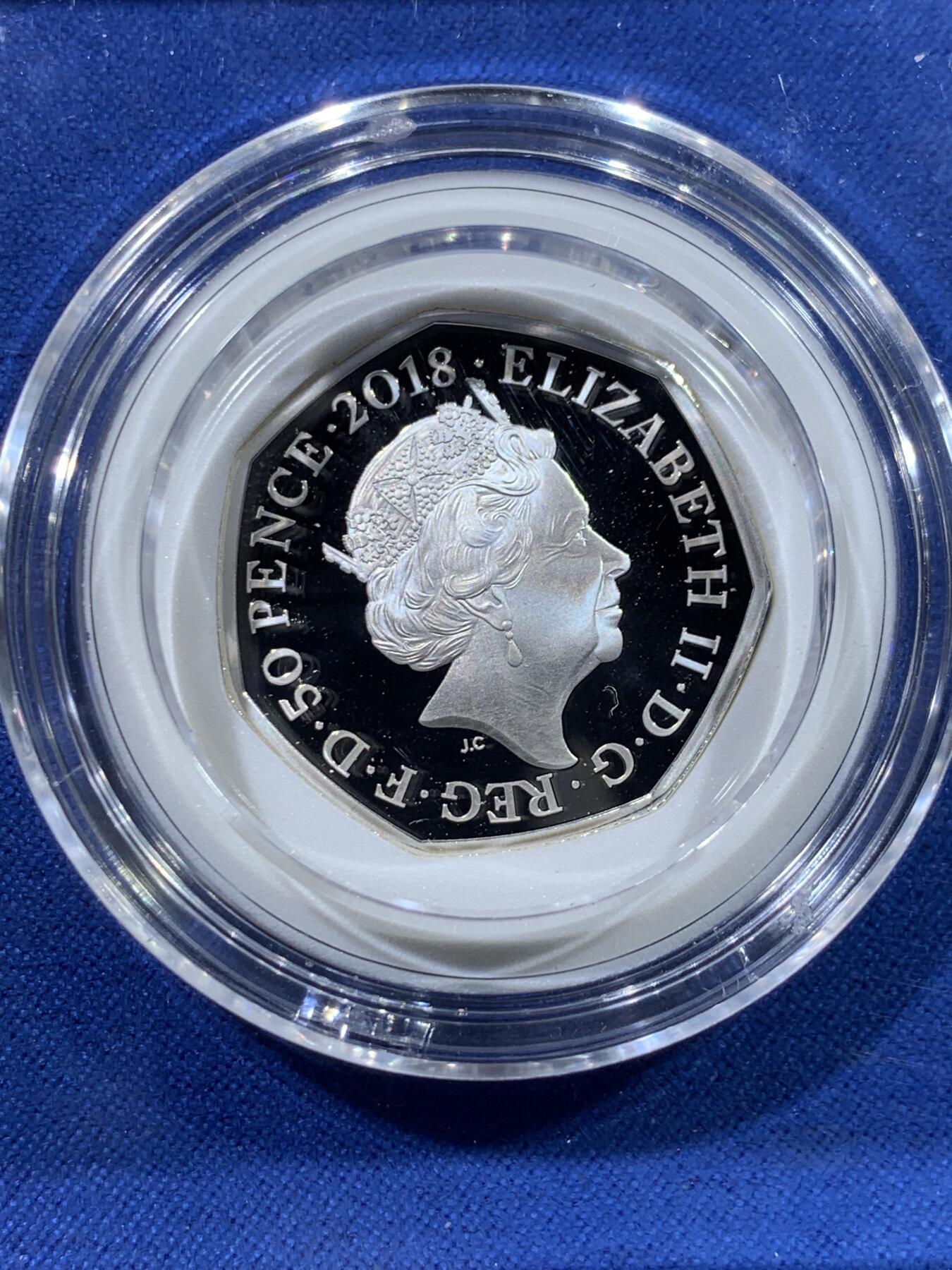 《竞宝斋》第417场 周日，周一，2场连拍 （全场包邮） 英国2018年50便士精制彩色银币 帕丁顿熊在车站 发行量6万枚 盒证全