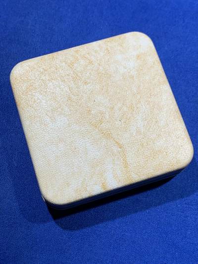 《竞宝斋》第417场 周日，周一，2场连拍 （全场包邮） 英国1980精制克朗银币，28.2克，38.4mm，925银。伊丽莎白皇太后80生日，原盒证。英系精制克朗银币经典代表作。