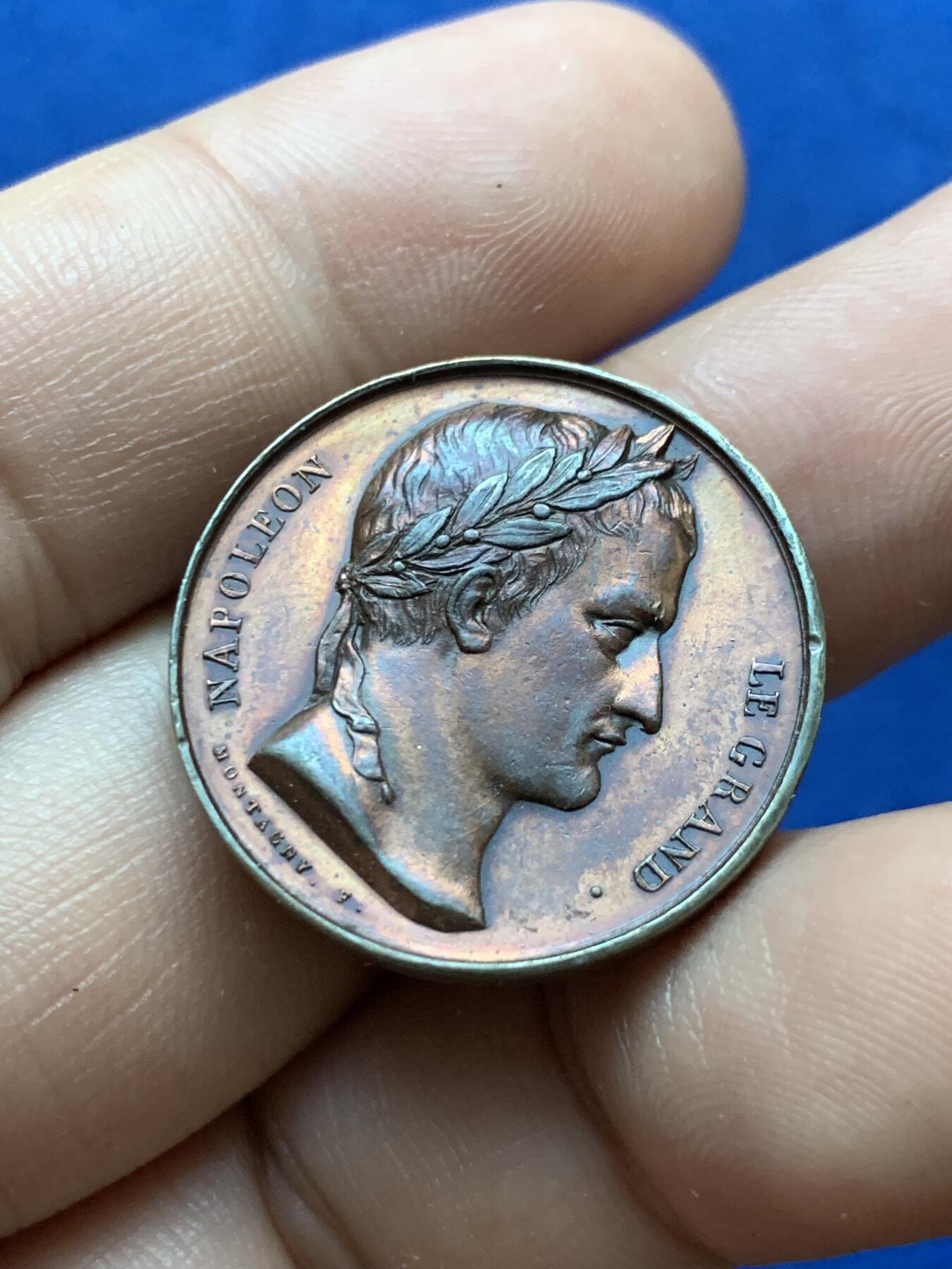 《竞宝斋》第417场 周日，周一，2场连拍 （全场包邮） 法国拿破仑主题奥斯特里茨战役胜利铜章，反面为巴黎市中心旺多姆广场为纪念此次战役而修建的纪念碑，直径25.6mm，10.8克。