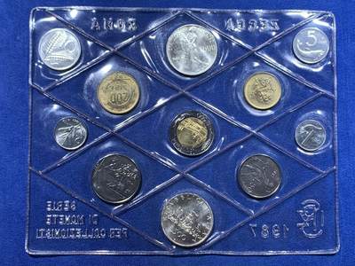 《竞宝斋》第417场 周日，周一，2场连拍 （全场包邮） 意大利1987年11枚装套币，双银币，一枚是贾科莫·莱奥帕迪500里拉银币，背面为撒花女神，10.96克，0.835银，另一枚是经典的500里拉帆船美女银币，11克，0.835银，意大利中央银行原包装，保存完好，克书价110美元。