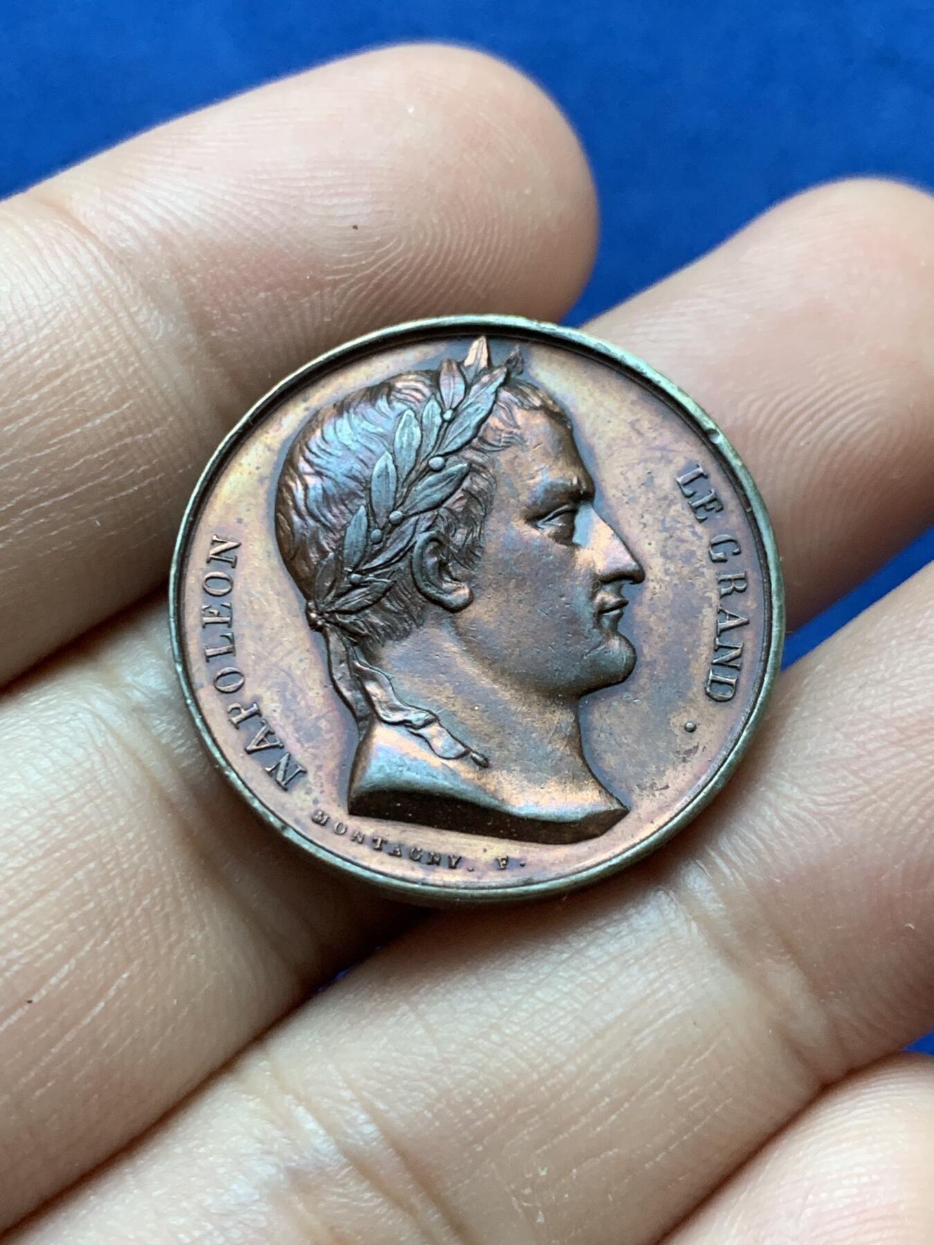 《竞宝斋》第417场 周日，周一，2场连拍 （全场包邮） 法国拿破仑主题奥斯特里茨战役胜利铜章，反面为巴黎市中心旺多姆广场为纪念此次战役而修建的纪念碑，直径25.6mm，10.8克。