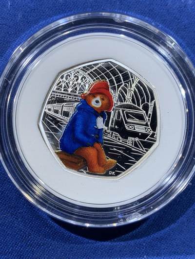 《竞宝斋》第417场 周日，周一，2场连拍 （全场包邮） 英国2018年50便士精制彩色银币 帕丁顿熊在车站 发行量6万枚 盒证全