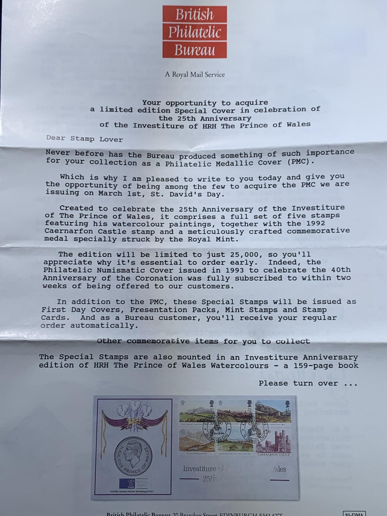 《竞宝斋》第417场 周日，周一，2场连拍 （全场包邮） 英国1994年威尔士亲王加冕25周年纪念限量邮章封，威尔士羽毛徽章，皇家雍容跃然封上，查尔斯国王年轻时少有的肖像币章。皇家造币厂出品，精美可抽出式纪念章卡册。附证书。