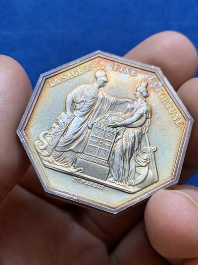 《竞宝斋》第417场 周日，周一，2场连拍 （全场包邮） 法国法兰西银行智慧决定财富八角银代币 正面包浆漂亮 背面白净透亮 直径37mm 重29.2克 925银 带盒