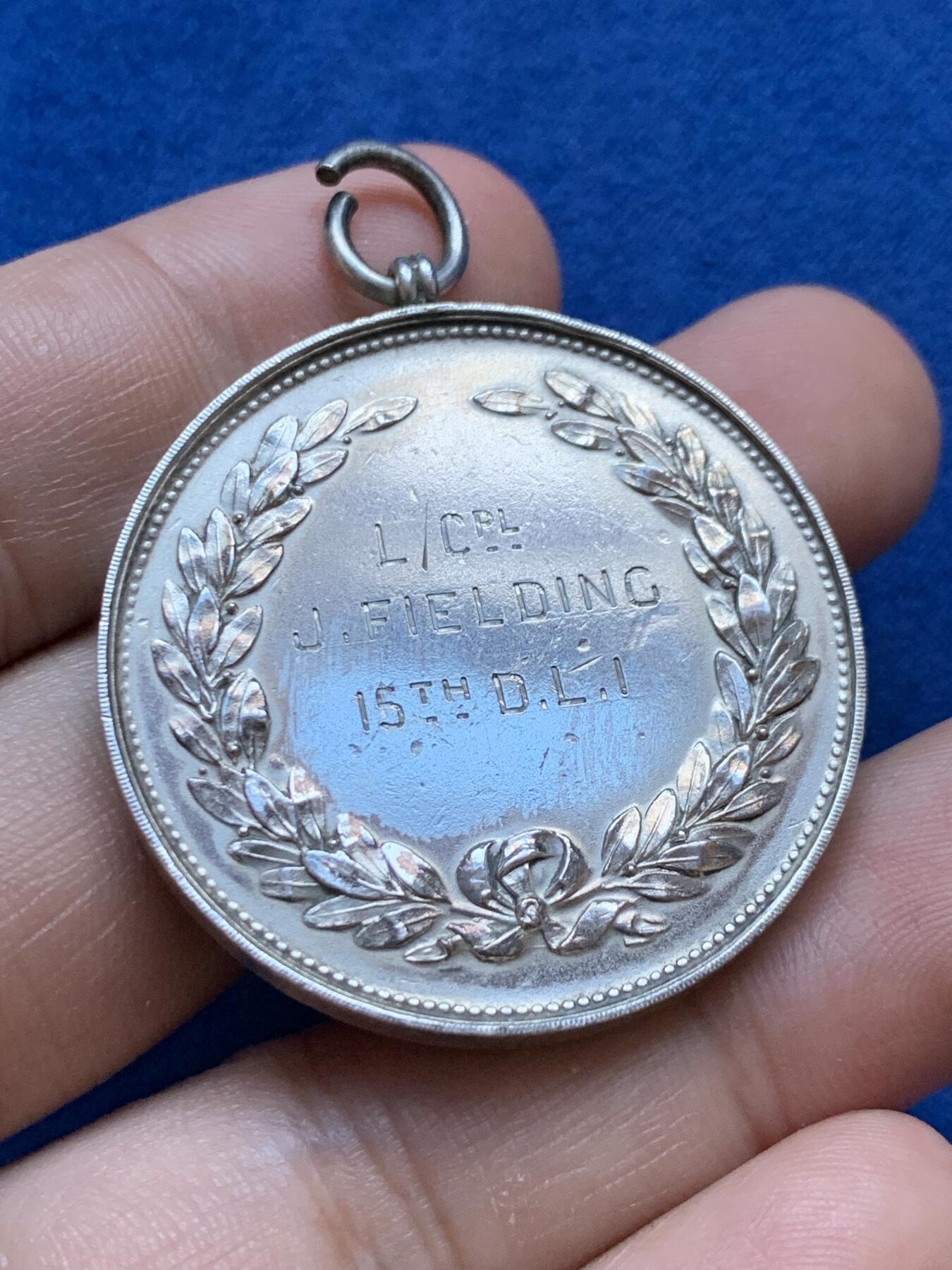 《竞宝斋》第417场 周日，周一，2场连拍 （全场包邮） 英国1918年足球比赛银牌，银章，经典月桂花环浮雕，象征胜利荣耀。 38mm，25.3克。