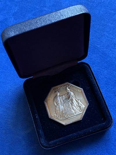 《竞宝斋》第417场 周日，周一，2场连拍 （全场包邮） 法国法兰西银行智慧决定财富八角银代币 正面包浆漂亮 背面白净透亮 直径37mm 重29.2克 925银 带盒