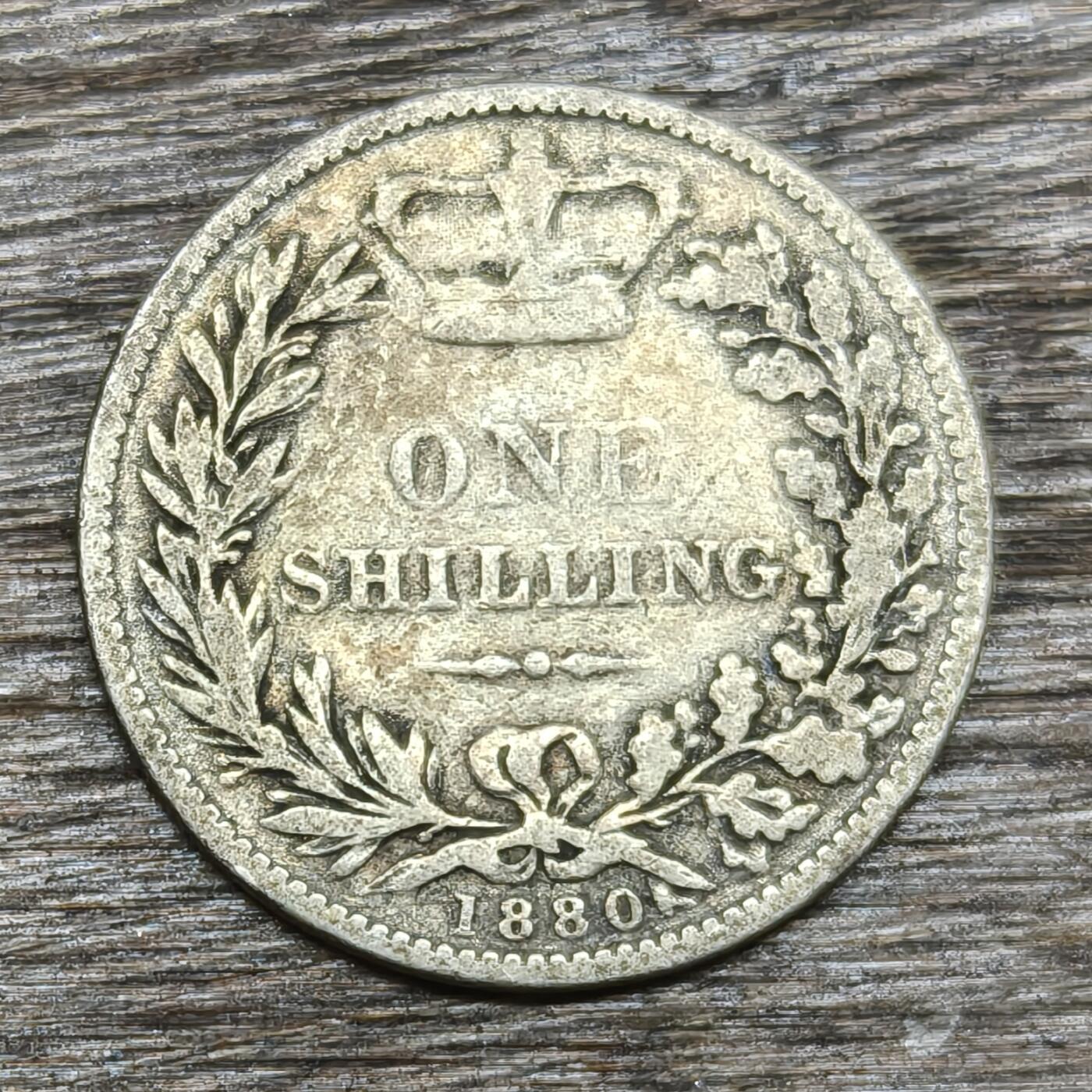 【铜匠收藏】★第130加场★精品币章场，200包邮，不满200.支付运费5元。《接受代拍 代送NGC评级》 英国 1880年 1先令 银币 维多利亚小辫头像