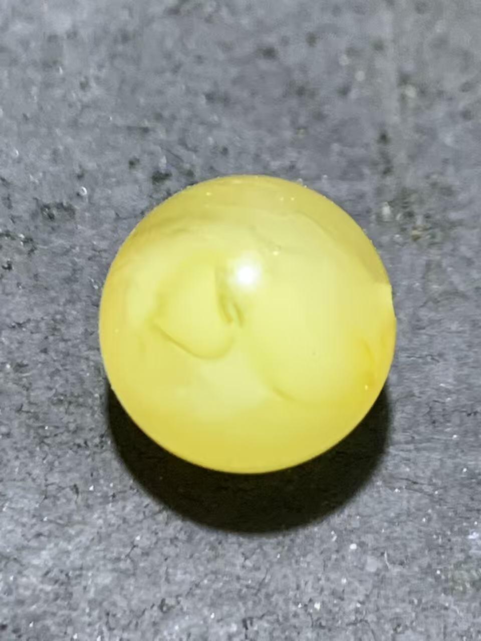 天然俄料原矿蜜蜡通货圆珠一颗，