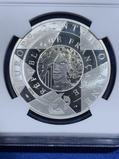 《竞宝斋》第417场 周日，周一，2场连拍 （全场包邮） NGC PF68UC 法国2016年欧洲之星时装设计师伊夫圣罗兰彩色银币 带原盒难得