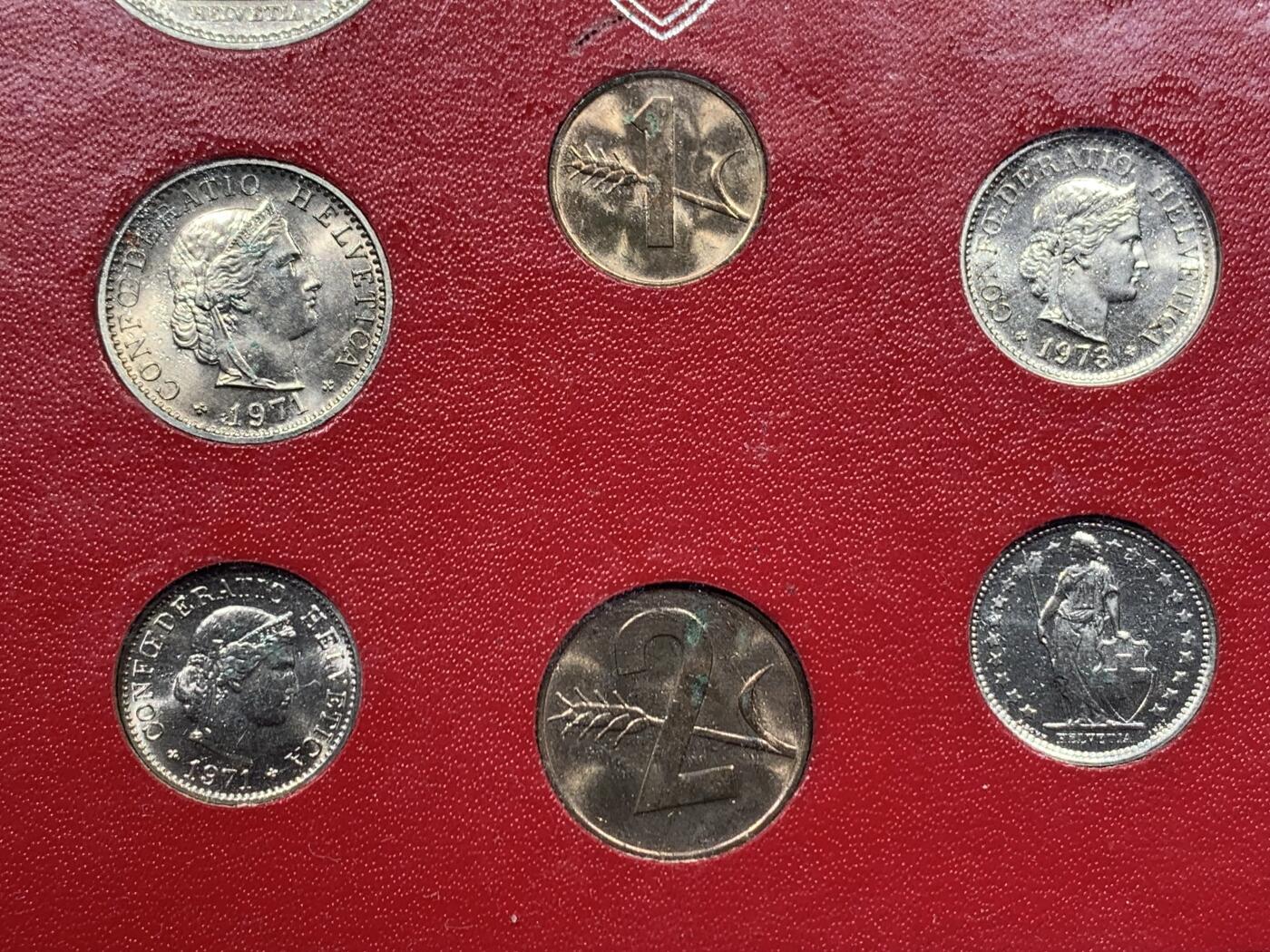 《竞宝斋》第417场 周日，周一，2场连拍 （全场包邮） 瑞士20世纪70年代非清年9枚装套币，疑似官方包装，细节见图。