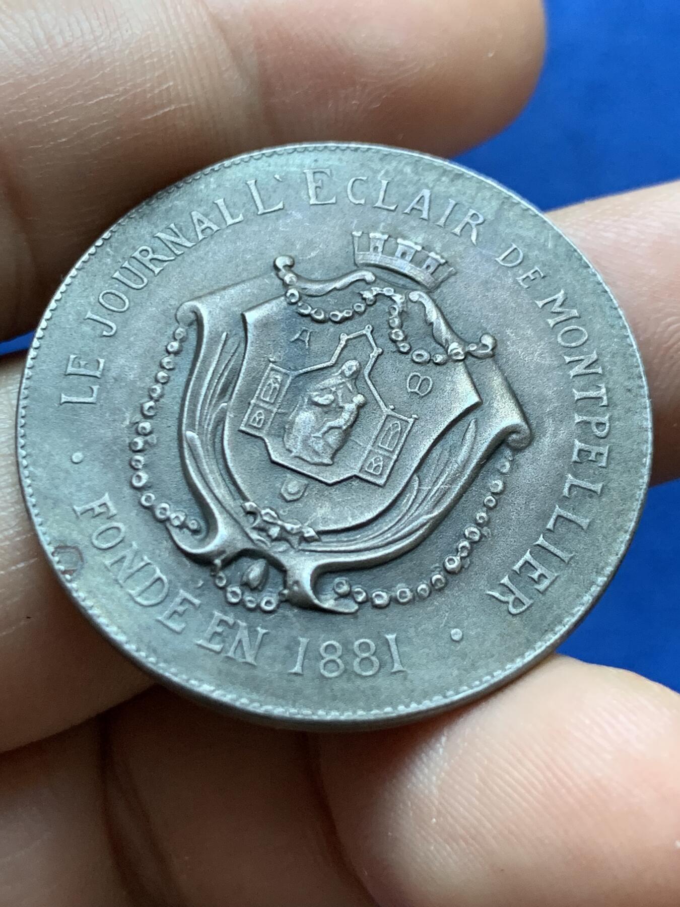 《竞宝斋》第417场 周日，周一，2场连拍 （全场包邮） 法国蒙彼利埃报纸成立纪念章，34.2MM，18.1克，野猪头边铭，黑包浆绝美