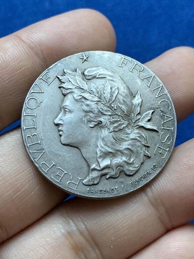 《竞宝斋》第417场 周日，周一，2场连拍 （全场包邮） 1901法国花环玛丽安娜镀银铜章，35mm，18.7克，丰饶角铜标边铭