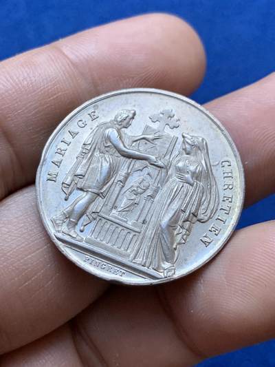 《竞宝斋》第417场 周日，周一，2场连拍 （全场包邮） 法国结婚银章，未刻字，12克左右，30MM，边有磕，细节见图。