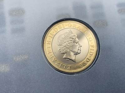 《竞宝斋》第417场 周日，周一，2场连拍 （全场包邮） 英国2003年DNA发现50周年限量2英镑纪念币首日封。DNA发现地剑桥指纹特殊邮戳，每枚邮票皆为基因故事。双螺旋2英镑卓越设计，极具科学未来感，精美可抽出式2镑纪念币卡册。