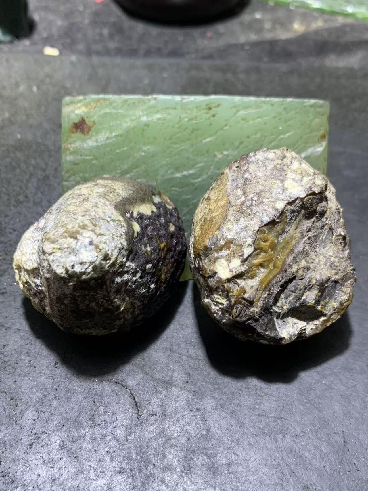 精美亚光原皮高玉化冰飘象形战国红玛瑙对切原石摆件一对，