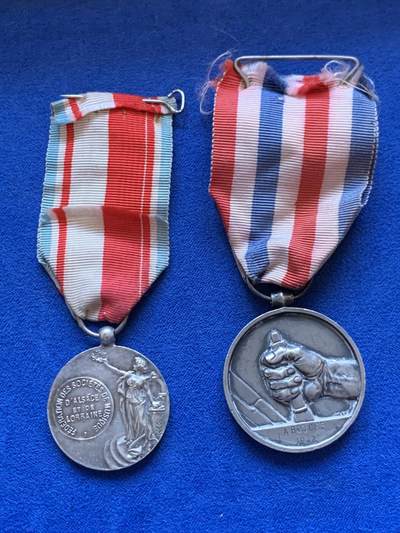 《竞宝斋》第417场 周日，周一，2场连拍 （全场包邮） 两枚一组 法国勋章 总重约31.1克 带针 拆包当心扎手