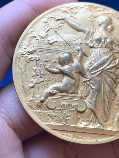 《竞宝斋》第417场 周日，周一，2场连拍 （全场包邮） 名家Daniel-Dupuis作 1928年法国艺术家协会镀金铜章 67克 53.6mm 丰饶角铜标