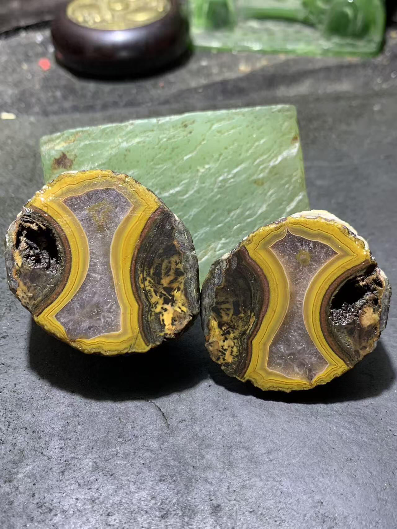 精美亚光原皮高玉化冰飘象形战国红玛瑙对切原石摆件一对，