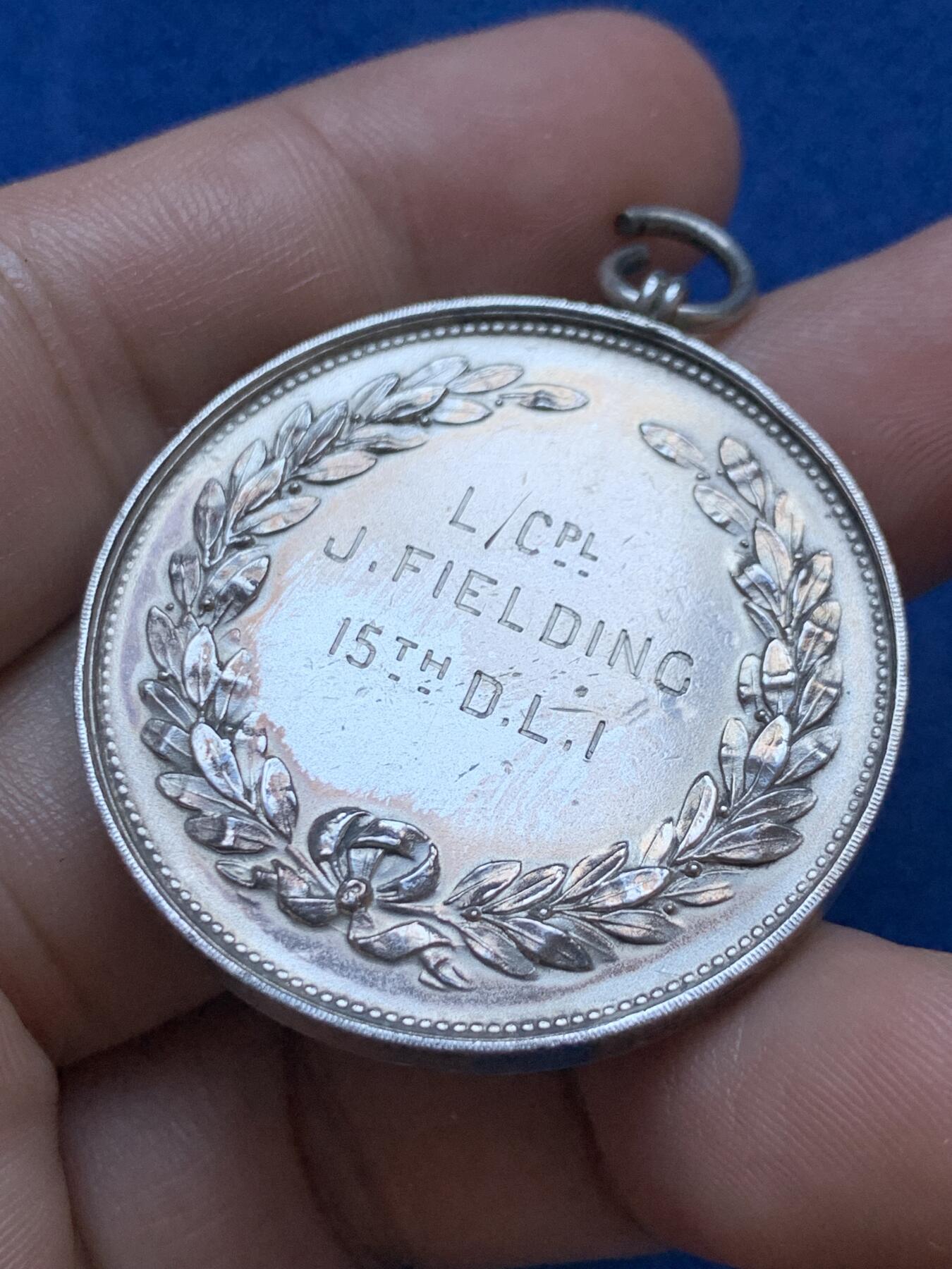 《竞宝斋》第417场 周日，周一，2场连拍 （全场包邮） 英国1918年足球比赛银牌，银章，经典月桂花环浮雕，象征胜利荣耀。 38mm，25.3克。