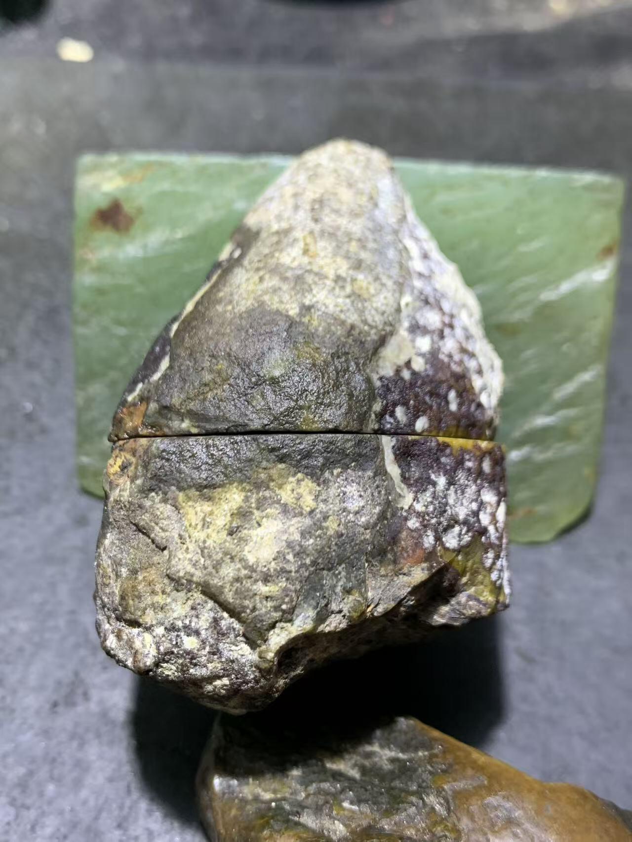 精美亚光原皮高玉化冰飘象形战国红玛瑙对切原石摆件一对，