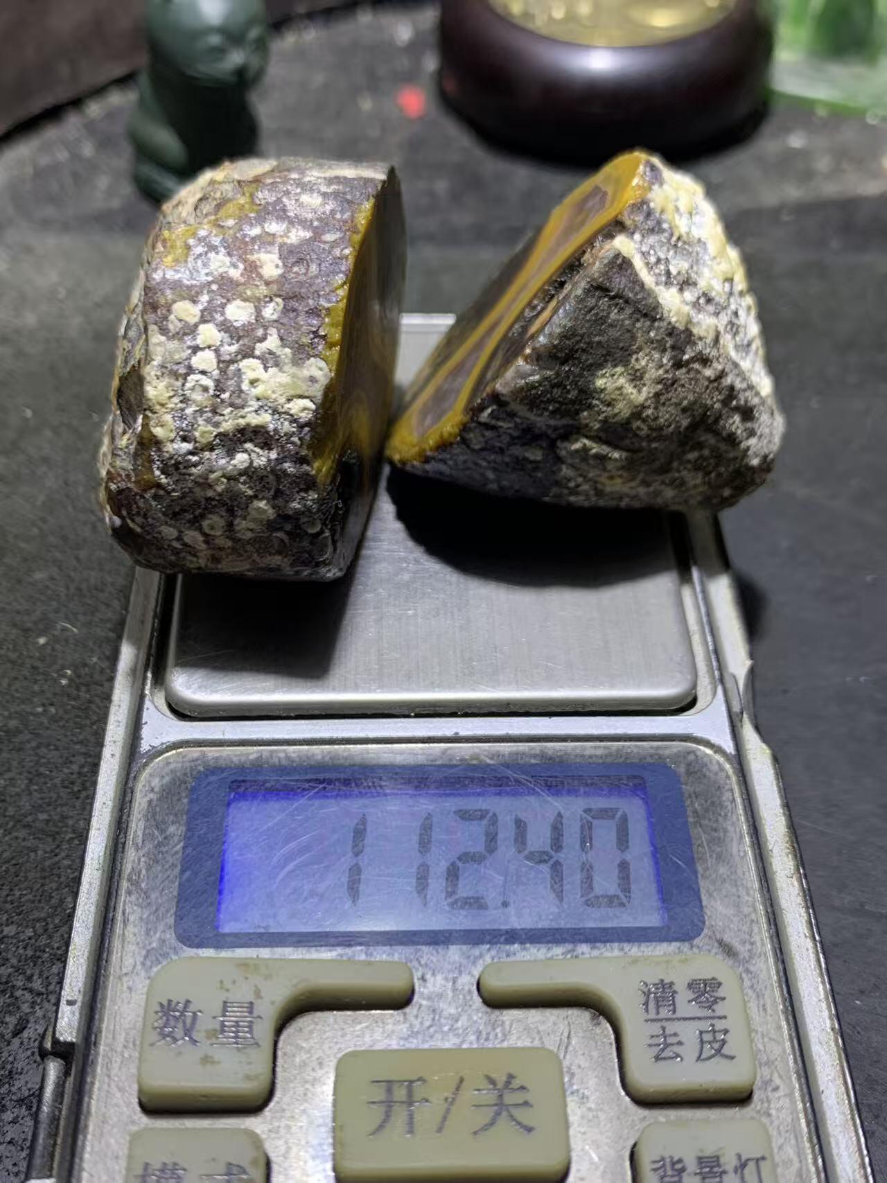 精美亚光原皮高玉化冰飘象形战国红玛瑙对切原石摆件一对，