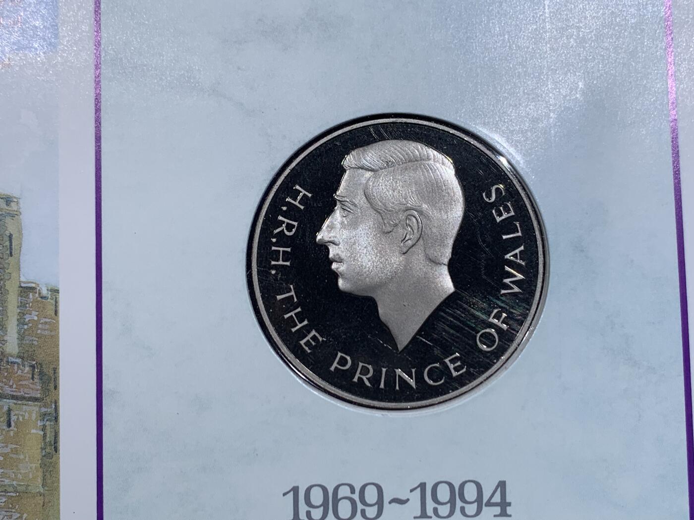 《竞宝斋》第417场 周日，周一，2场连拍 （全场包邮） 英国1994年威尔士亲王加冕25周年纪念限量邮章封，威尔士羽毛徽章，皇家雍容跃然封上，查尔斯国王年轻时少有的肖像币章。皇家造币厂出品，精美可抽出式纪念章卡册。附证书。