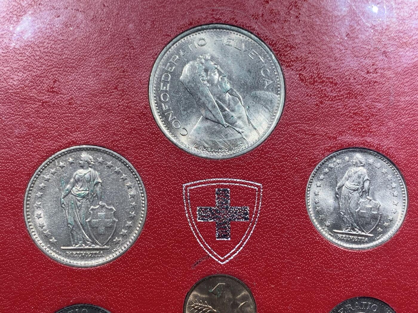 《竞宝斋》第417场 周日，周一，2场连拍 （全场包邮） 瑞士20世纪70年代非清年9枚装套币，疑似官方包装，细节见图。