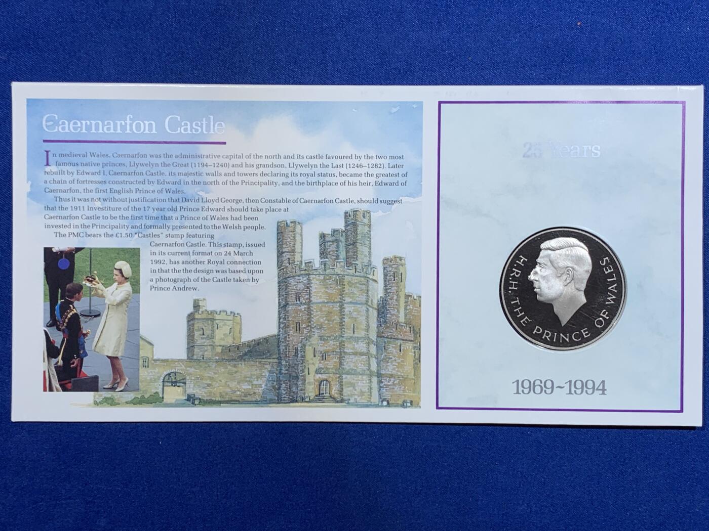 《竞宝斋》第417场 周日，周一，2场连拍 （全场包邮） 英国1994年威尔士亲王加冕25周年纪念限量邮章封，威尔士羽毛徽章，皇家雍容跃然封上，查尔斯国王年轻时少有的肖像币章。皇家造币厂出品，精美可抽出式纪念章卡册。附证书。