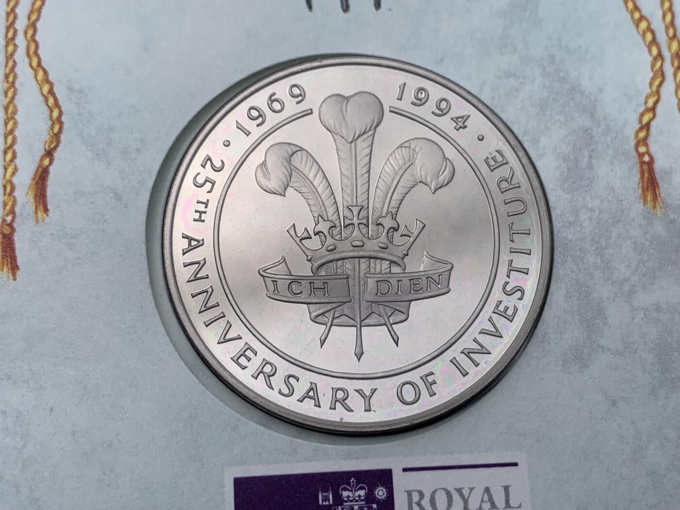 《竞宝斋》第417场 周日，周一，2场连拍 （全场包邮） 英国1994年威尔士亲王加冕25周年纪念限量邮章封，威尔士羽毛徽章，皇家雍容跃然封上，查尔斯国王年轻时少有的肖像币章。皇家造币厂出品，精美可抽出式纪念章卡册。附证书。