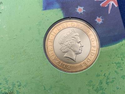 《竞宝斋》第417场 周日，周一，2场连拍 （全场包邮） 英国威尔士1999年英式橄榄球世界杯限量2英镑纪念币首日封。橄榄球是英国Upper class的贵族运动，英联邦普及，所有私校必定设立。精美可抽出式2镑纪念币卡册。