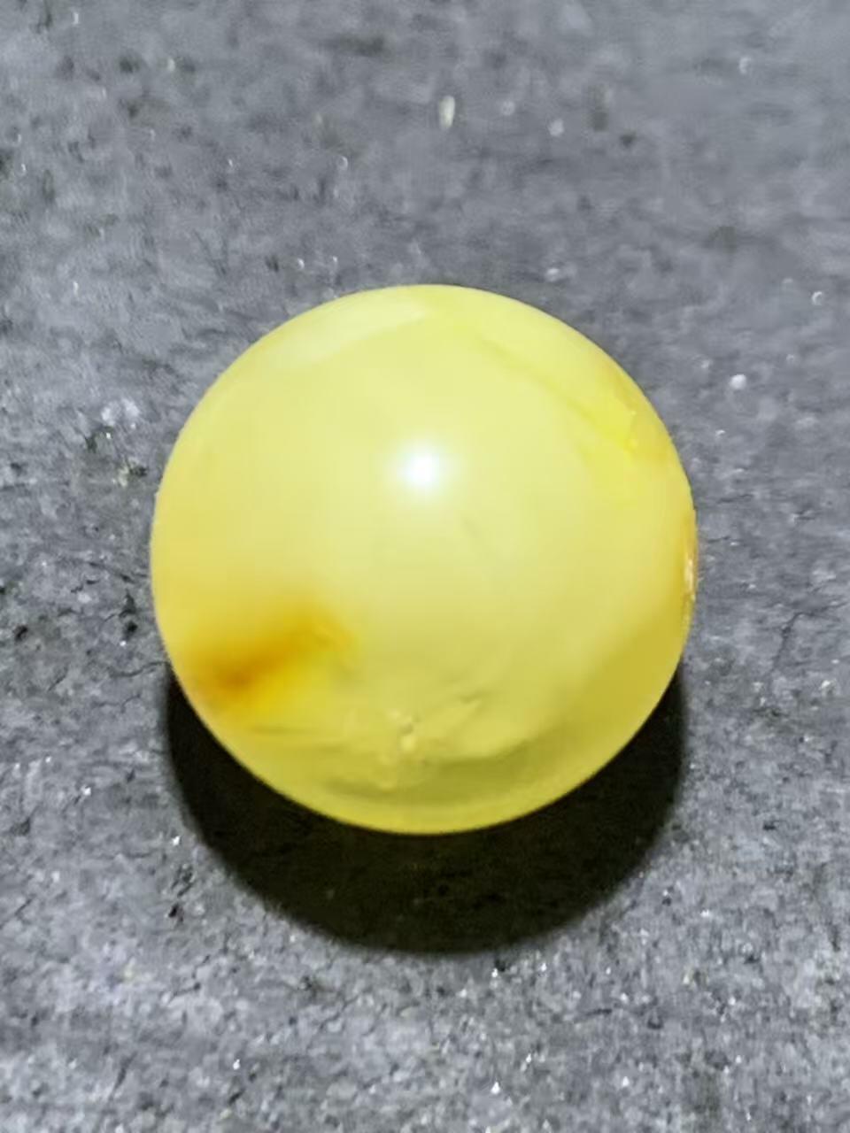 天然俄料原矿蜜蜡通货圆珠一颗，