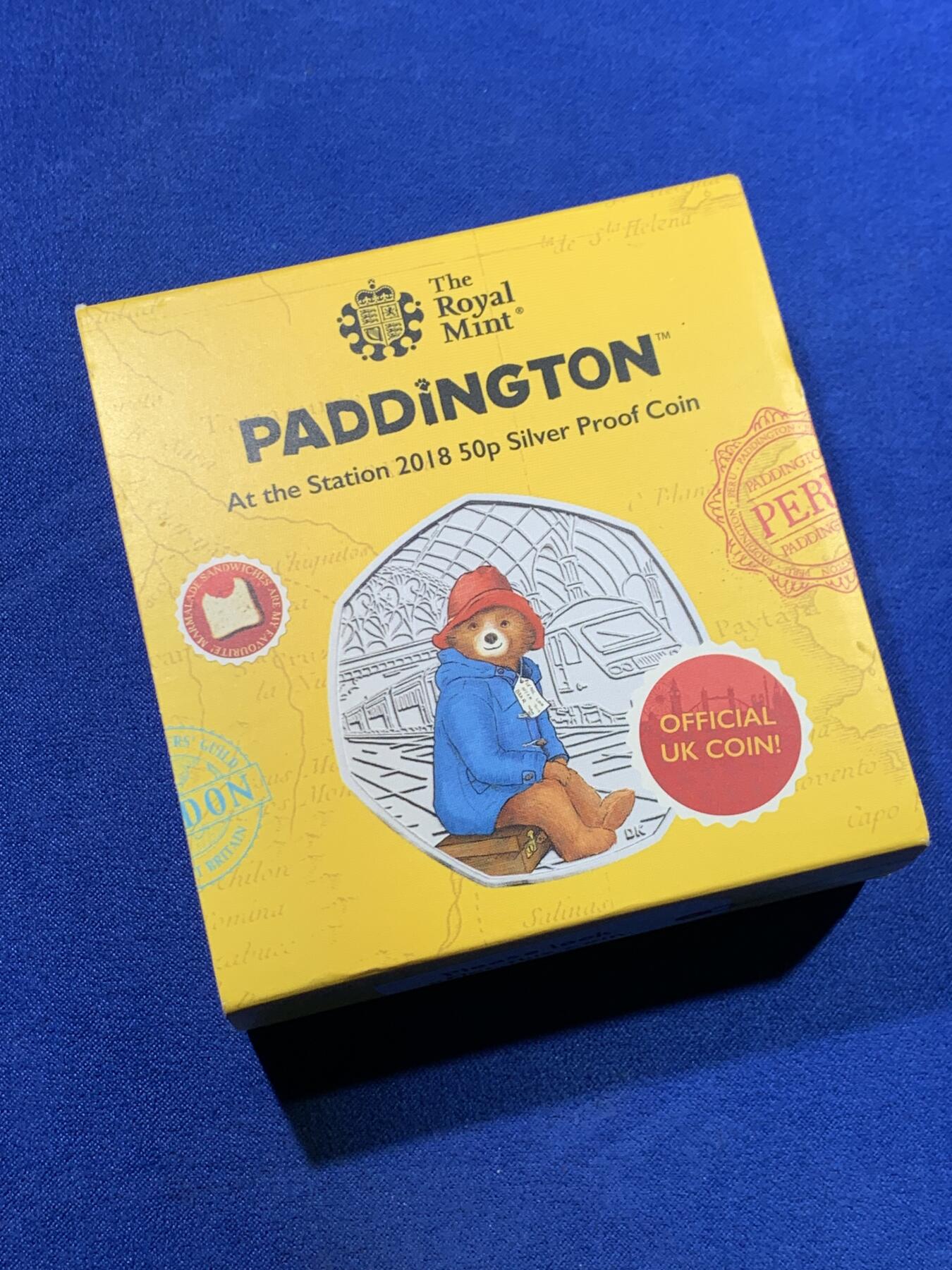 《竞宝斋》第417场 周日，周一，2场连拍 （全场包邮） 英国2018年50便士精制彩色银币 帕丁顿熊在车站 发行量6万枚 盒证全