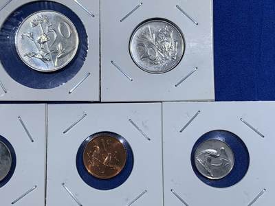 《竞宝斋》第417场 周日，周一，2场连拍 （全场包邮） 七枚一组 南非1966年套币，无包装，品相佳，含1兰特银币，PL质感，15克，0.800银。