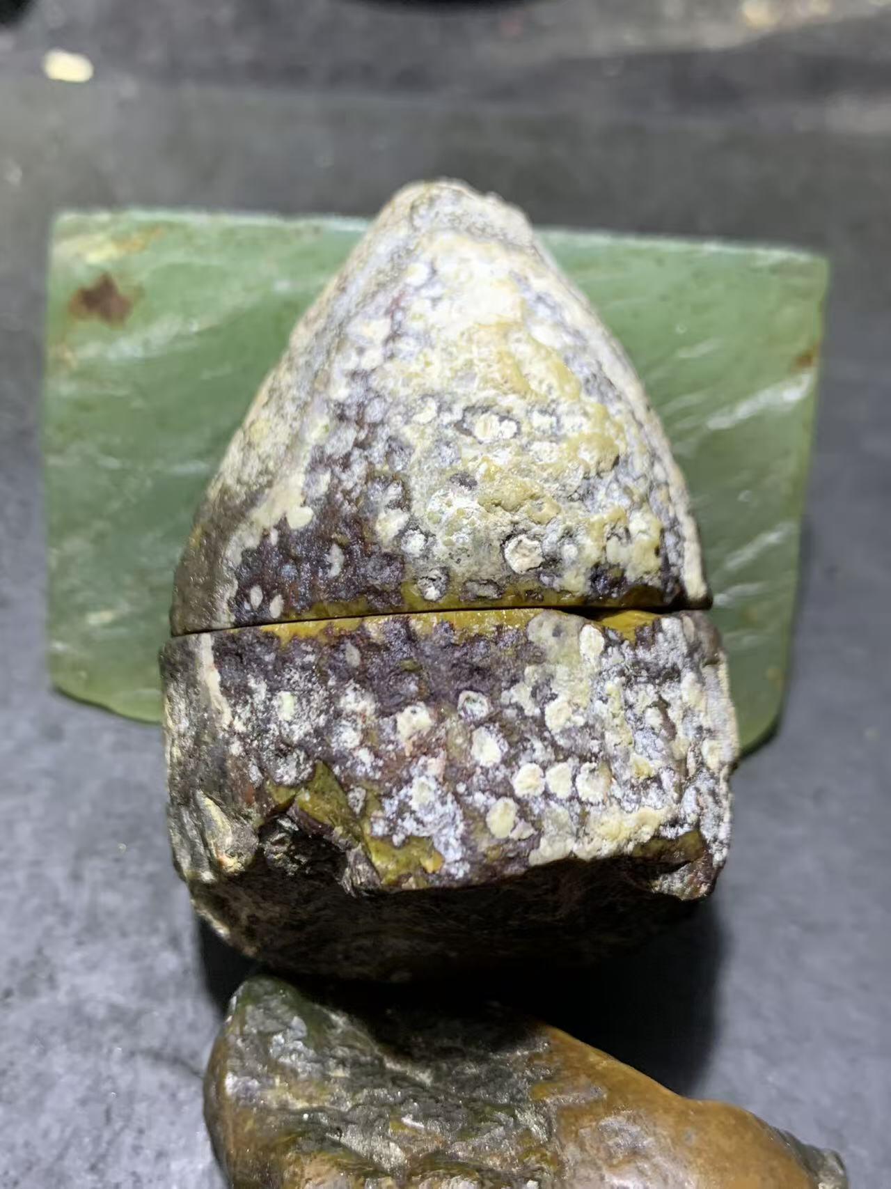 精美亚光原皮高玉化冰飘象形战国红玛瑙对切原石摆件一对，