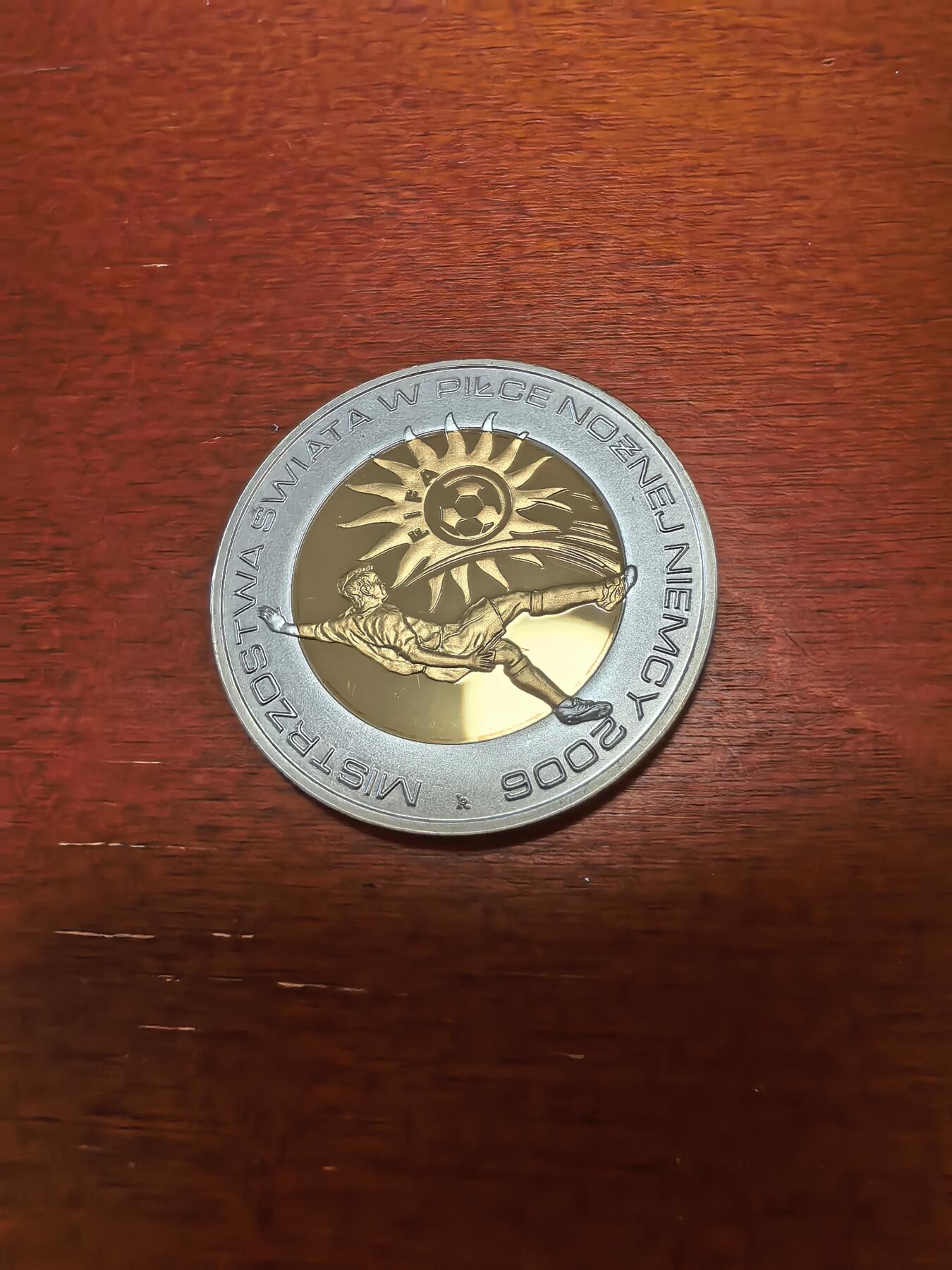 长老汇蛇年精选第四十三场拍卖 2006波兰世界杯10兹罗提镀金精制银币，外圈银，内圈银镀金，14.14克925银
