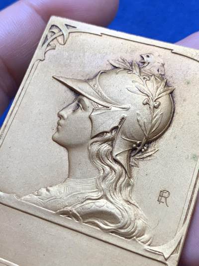 《竞宝斋》第417场 周日，周一，2场连拍 （全场包邮） 法国戎装玛丽安娜方形大铜章，少见的戎装女神形象之一。60X46mm，重75.1克，边铭bronze+三角，厚重，少见。