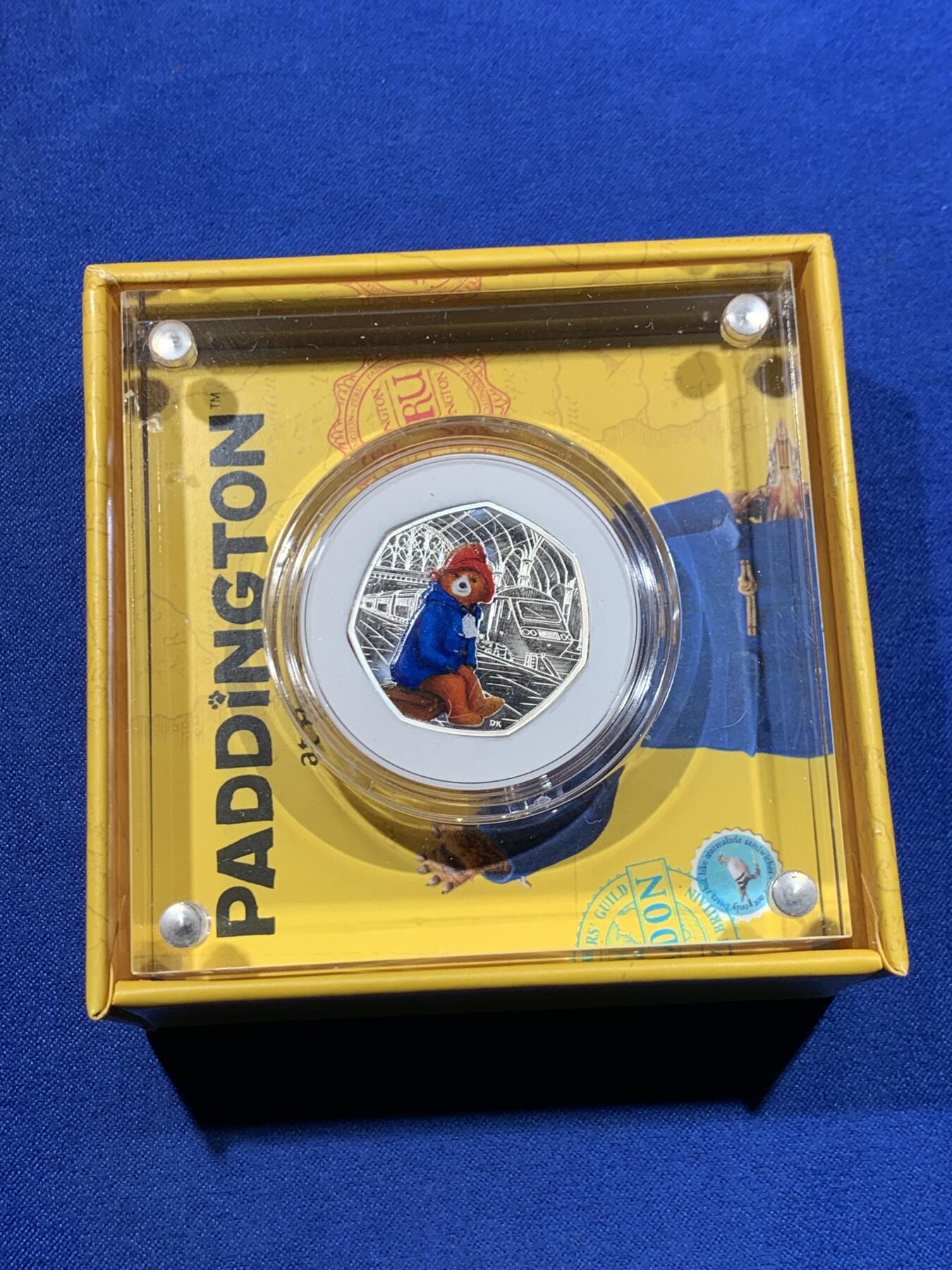 《竞宝斋》第417场 周日，周一，2场连拍 （全场包邮） 英国2018年50便士精制彩色银币 帕丁顿熊在车站 发行量6万枚 盒证全