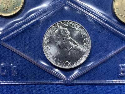 《竞宝斋》第417场 周日，周一，2场连拍 （全场包邮） 意大利1984年10枚装套币，含1枚500里拉帆船美女银币，银币11克，0.835银，意大利中央银行原包装，保存极好。